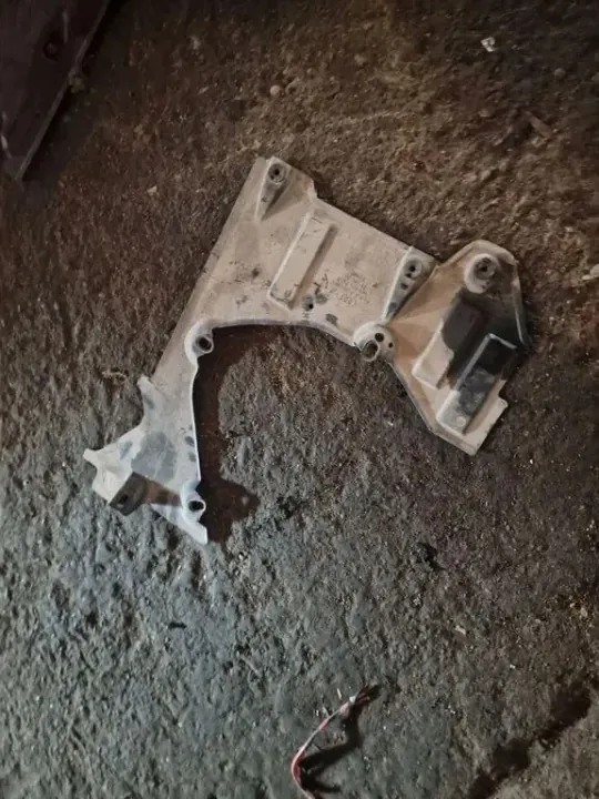 Moottorikansi OEM 4E0825218G Audi A8 D2 4.2L Diesel image 2