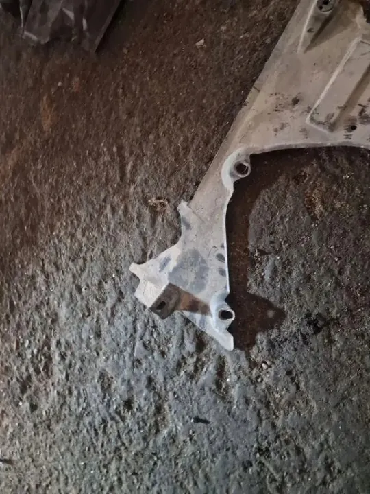 Moottorikansi OEM 4E0825218G Audi A8 D2 4.2L Diesel image 3