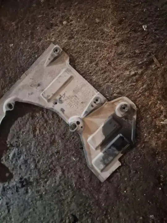 Moottorikansi OEM 4E0825218G Audi A8 D2 4.2L Diesel image 4