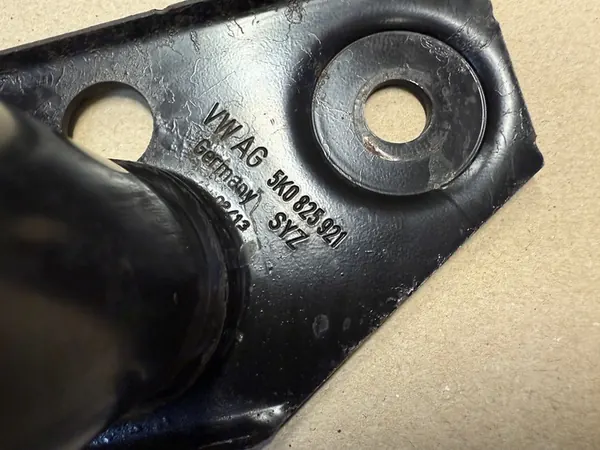 SKODA YETI Engine Cover Mounting Left 5K0825921 image 3