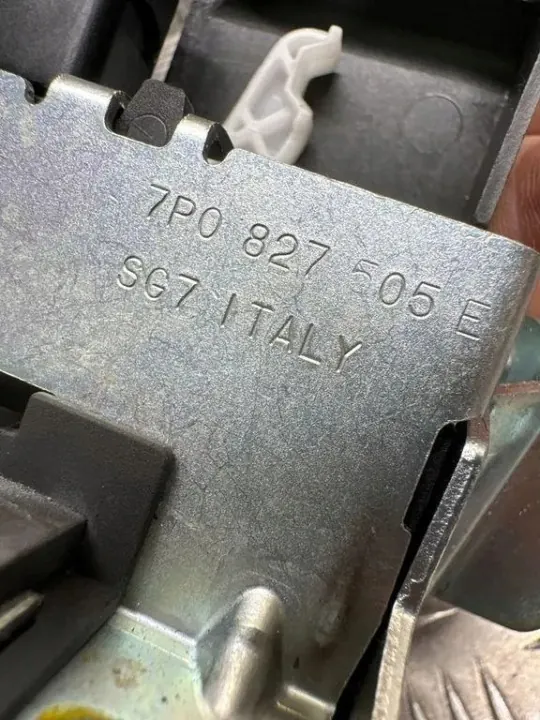 Fecho porta-malas VW Sharan OEM 7P0827505E - Usado image 3