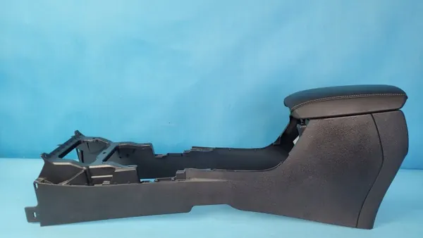 Accoudoir console centrale Suzuki SWACE 1.8 Hybride OEM 85532-12020 image 3