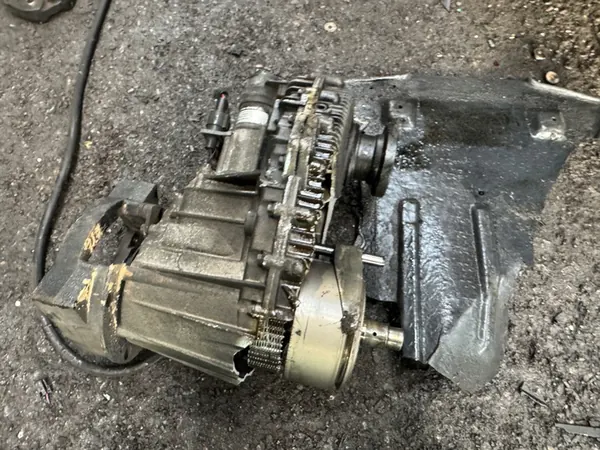 VW Touareg 2.5 TDI Vähennin, Vaurioitunut Kotelo image 2