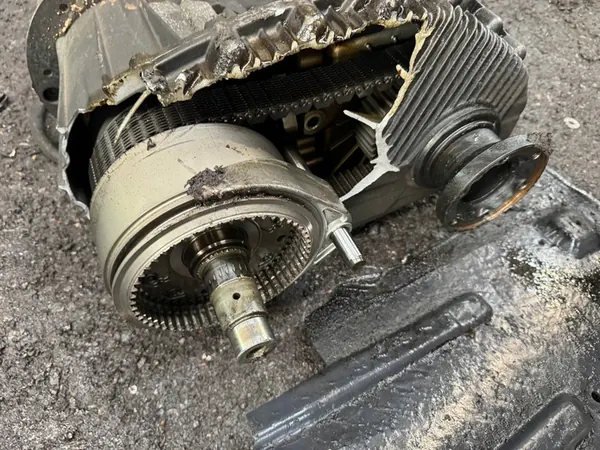 VW Touareg 2.5 TDI Vähennin, Vaurioitunut Kotelo image 3