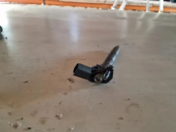 Inyector Mercedes-Benz OEM A6420700587 - Usado image 2