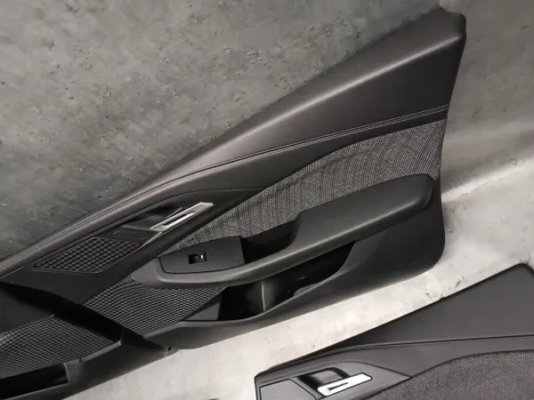 Molduras laterales puertas BMW OEM 9108881 Usadas image 3