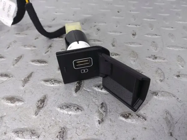 Prise USB Kia Niro 2022 OEM 96125M6010 image 2