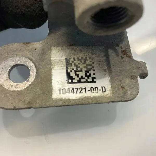 Tesla Model 3 2017- Linker Voor Remleiding OEM 1044721-00-D image 4
