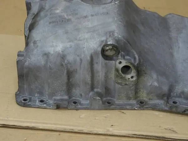 Oljetank 06B103603N 1.8T AWT VW Passat V image 3