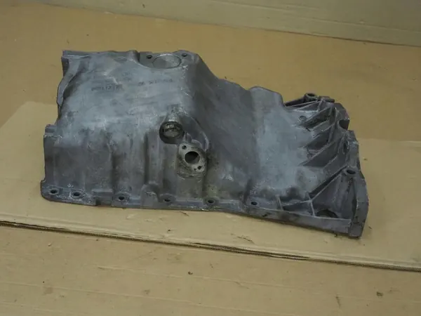 Oljetank 06B103603N 1.8T AWT VW Passat V image 4