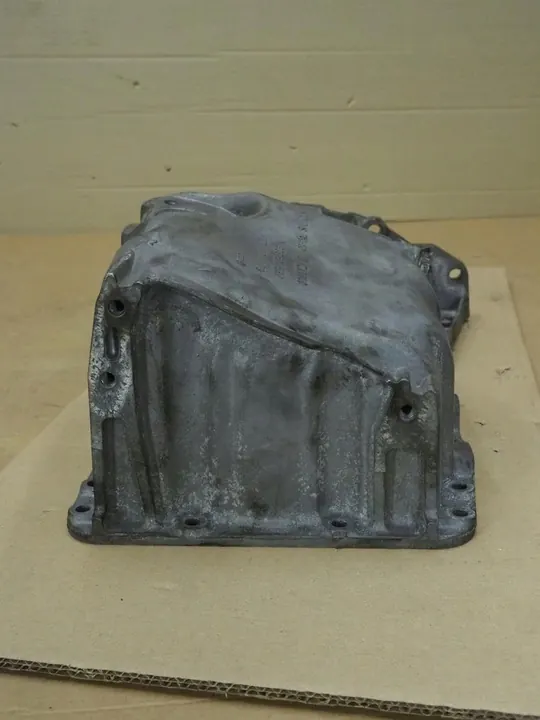 Oljetank 06B103603N 1.8T AWT VW Passat V image 5