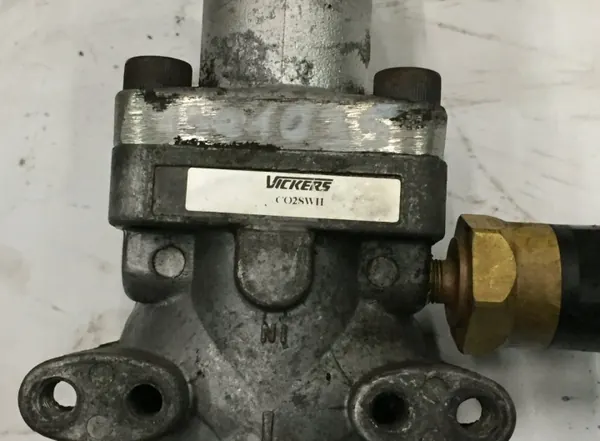 Volvo Oliefilterbeugel OEM 9956034 - Gebruikt image 3