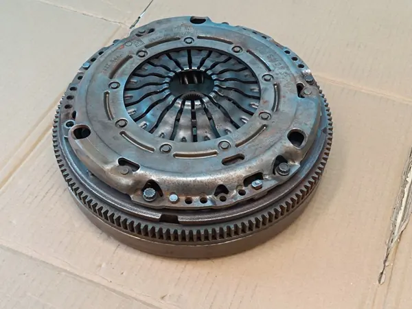 SKODA SUPERB 3 III 15-19 1.5 TSI Volante de Dupla Massa image 2