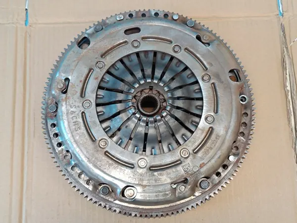 SKODA SUPERB 3 III 15-19 1.5 TSI Volante de Dupla Massa image 3