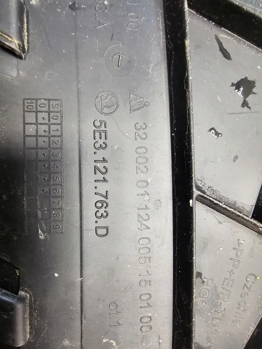 Conduto de ar esquerdo direito Skoda Octavia IV 2019-> OEM 5E3121764D image 7