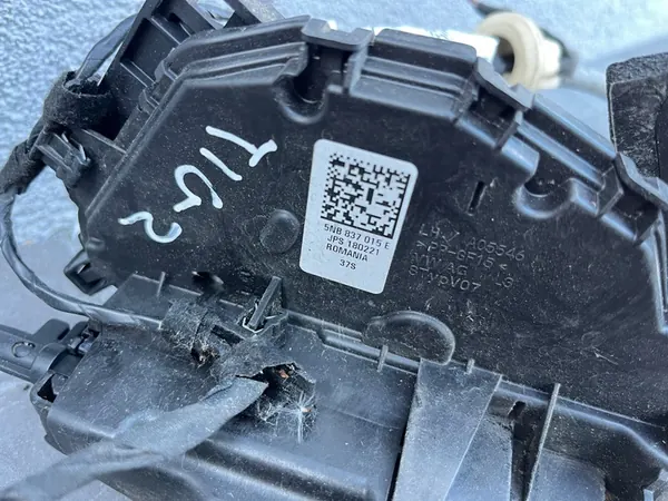 Vänster Framdörrslås VW Tiguan II 5NB837015E image 10