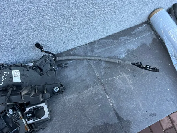 Vänster Framdörrslås VW Tiguan II 5NB837015E image 3