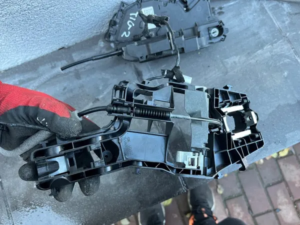 Vänster Framdörrslås VW Tiguan II 5NB837015E image 6