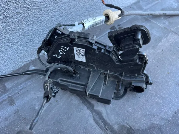 Vänster Framdörrslås VW Tiguan II 5NB837015E image 9