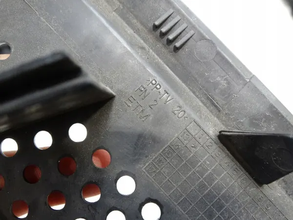 Audi A4 B8 Luchtinlaat 8K0129617B image 8