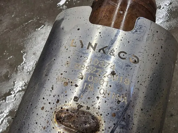 Lynk & Co 01 Pakoputken vaimennin OEM 889080158 image 6