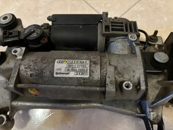 Compressore sospensione Audi Q7 4L 3.0 TDI OEM 7L8616006F image 2