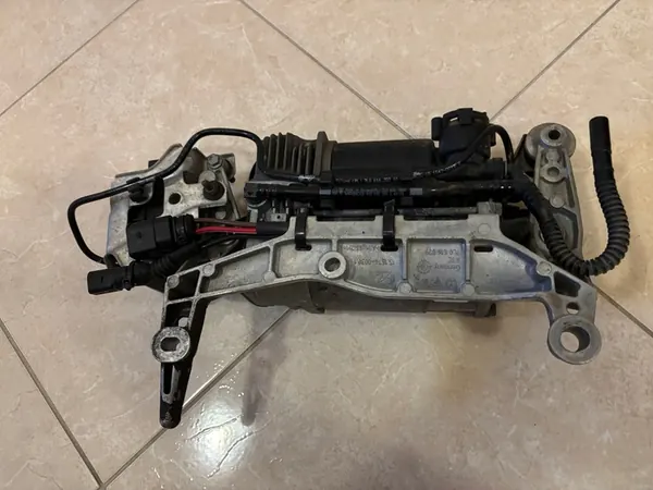 Compressore sospensione Audi Q7 4L 3.0 TDI OEM 7L8616006F image 3