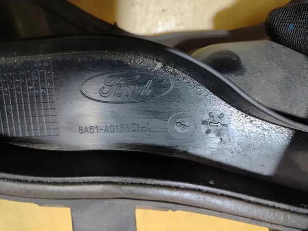 Ford Fiesta MK7 tuulilasin alareunatiiviste 8A61A016B26 image 8