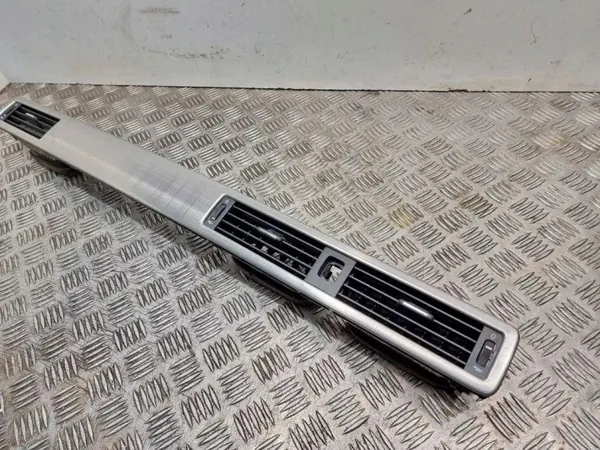 Volvo V70 II Konsole Lufteinlass OEM 30715143 image 2