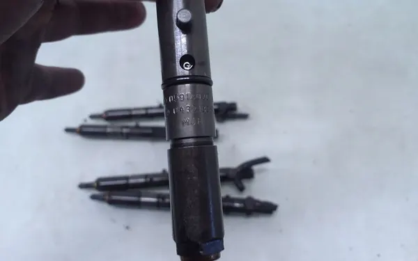 Iniettore AUDI A6 (4B2, C5) 2.5L diesel 110kW image 2