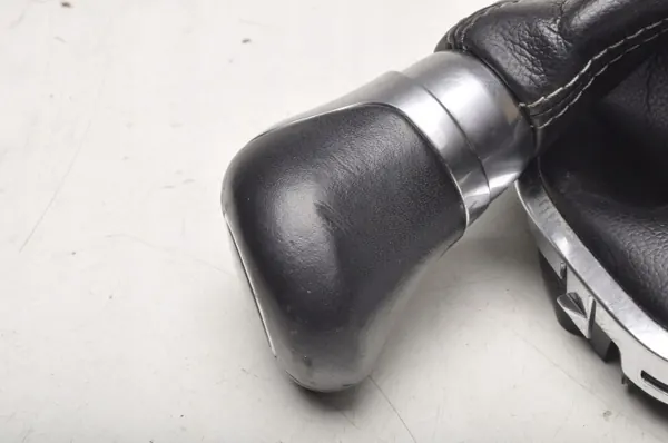 Pomo de mudanças Ford Fiesta MK8 OEM 320343 - Usado image 3