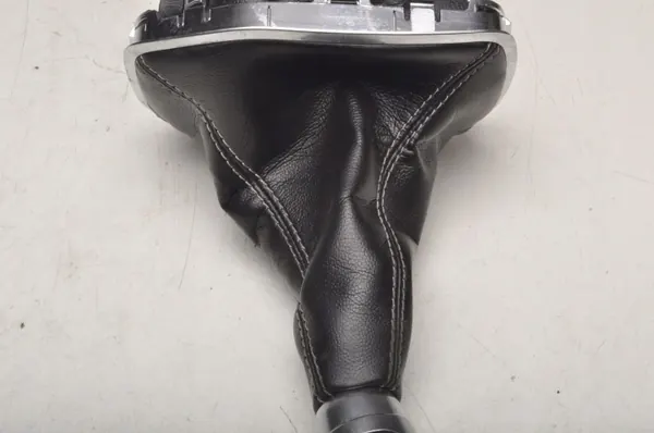 Pomo de mudanças Ford Fiesta MK8 OEM 320343 - Usado image 6