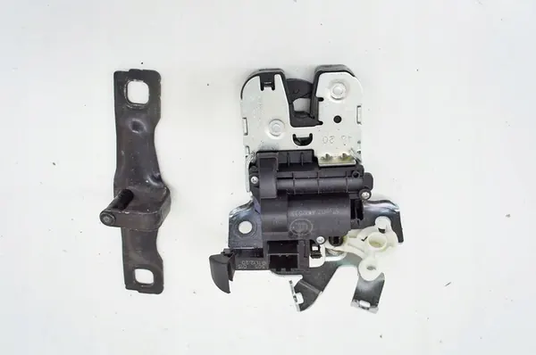 Skoda Octavia IV Baklucka Lås TO032 654827505 image 3