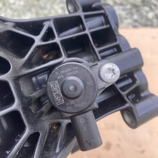 VW GOLF 7 GTD 2.0 TDI Olje Filter Bas 05L115389L image 4