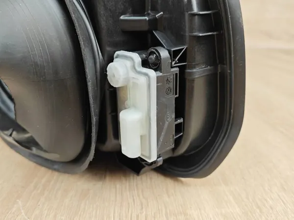 Brandstofklep motorafdekking BMW G30 OEM 7387939 image 8