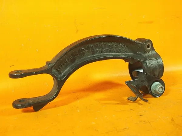 Audi A7 4G Oikea Jousituskiinnike OEM 8k0413038l image 3