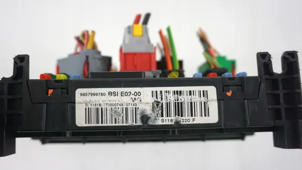 Caja de fusibles OEM 9657999780 Módulo BSI - Usado image 3