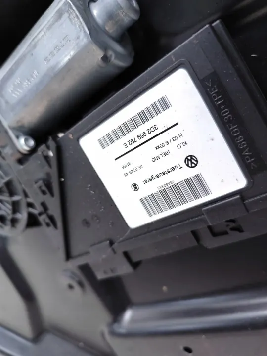 VW Touareg framdörr fönsterram OEM 7L6837729K image 6