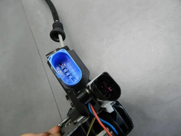 VW Phaeton Rechte Vorderverriegelung 3D1837016AD image 3