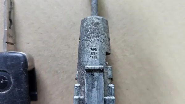 OEM 5P0837168A Rechter deurslot-inzet - Gebruikt image 3