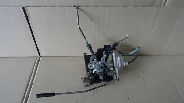 A3 8L Dörrlås Framsidan Höger 8L1837016A image 3