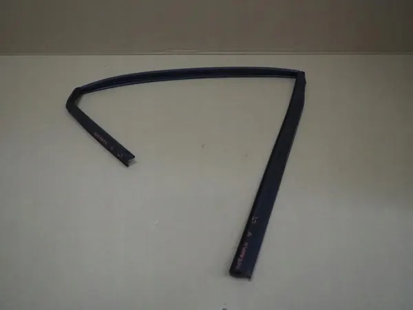 Raamrubber deur links achter OEM SsangYong Korando IV image 2
