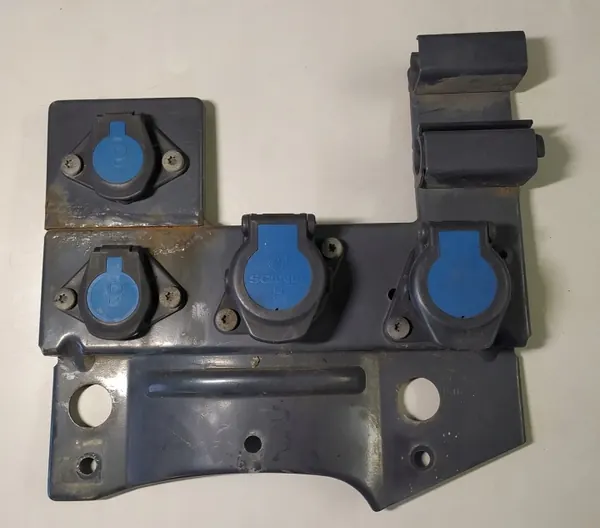 Soporte Enchufe Remolque Scania OEM 33 - Usado image 2