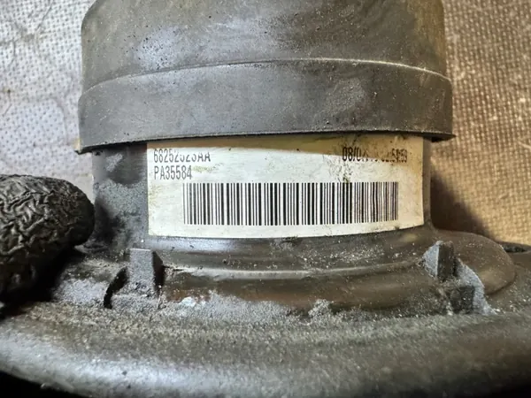 Moottorin tuki OEM 68252523AA Jeep Grand Cherokee WK2 3.0 image 3