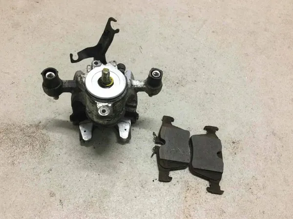 Vasen takajarrusatula Land Rover Discovery Sport LR113712 image 4