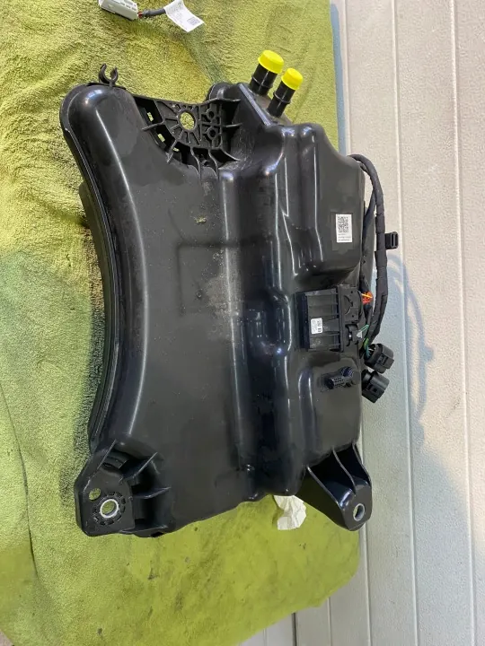 Tanque AdBlue usado OEM 5Q0131877F para VW Skoda image 2