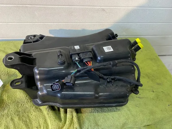 Tanque AdBlue usado OEM 5Q0131877F para VW Skoda image 4