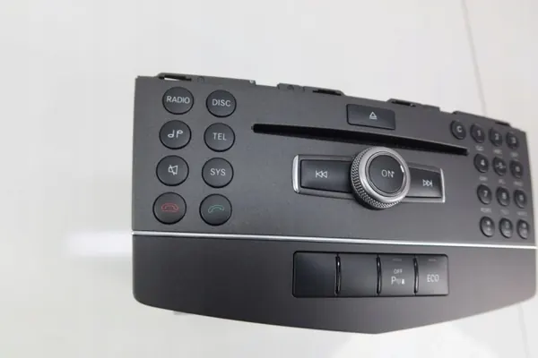 Radio Mercedes W204 OEM 2049007202 - Usado image 3