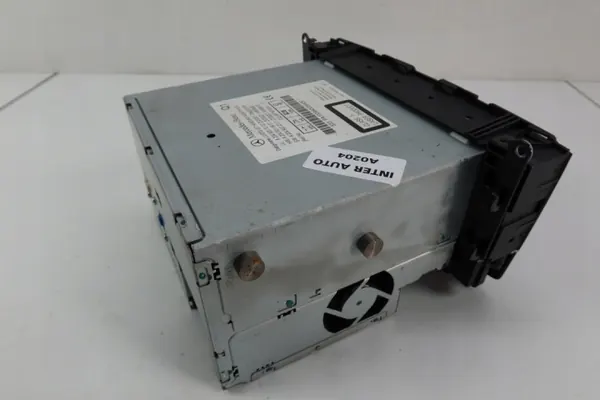 Radio Mercedes W204 OEM 2049007202 - Usado image 9