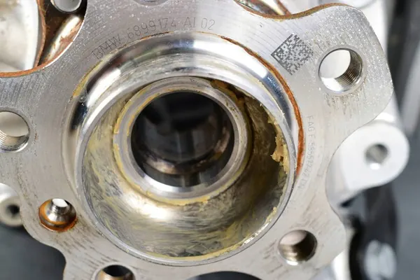 BMW 5 G30 Mozzo Posteriore Destro con Bracci di Controllo image 3